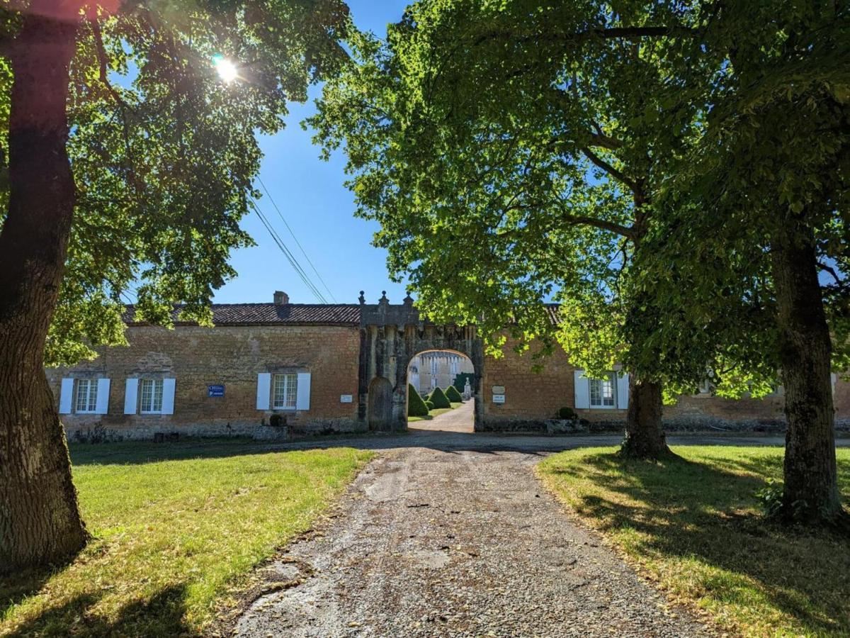 Gite Charmant Au Coeur D'Un Chateau Historique Avec Parc, Proche De Cognac, Ideal Famille Et Nature - Fr-1-653-167 Cherves-de-Cognac Εξωτερικό φωτογραφία